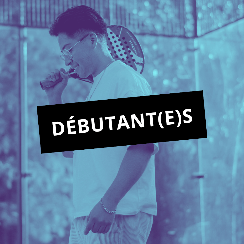 Un joueur débutant le padel dans une ambiance conviviale à Nancy