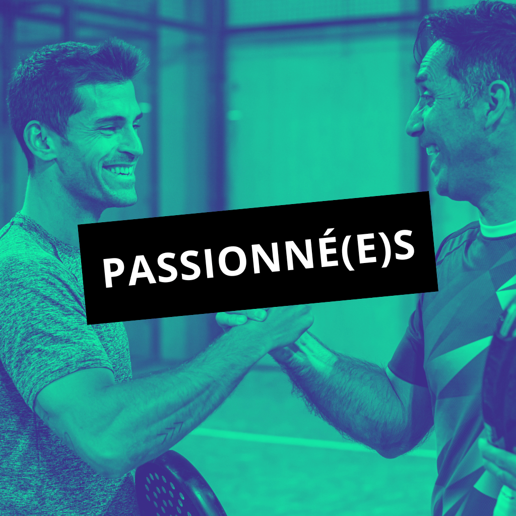 Un match de padel en double masculin, deux équipes s’affrontent sur le court à Nancy